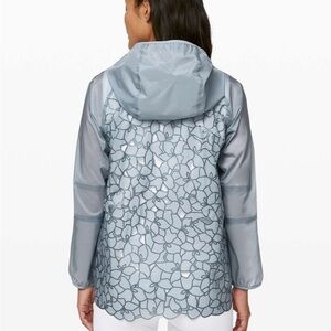 Lululemon Women's Fabled Forest Ultralight Hooded Rain Jacket Size 10 Chambray